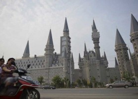 چینی ها از نمونه های مینیاتوری جاذبه های جهان هم پول پارو میکنند