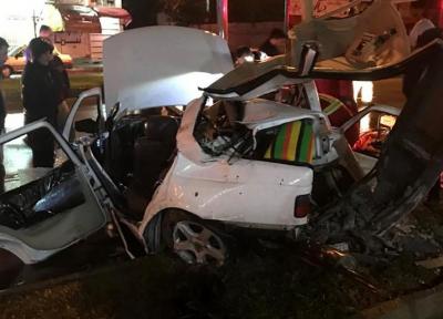 برخورد شدید خودروی سواری پژو با تیر چراغ برق، 2 نفر جان باختند
