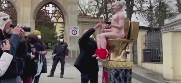نمایش تندیس برهنه پوتین در پراگ توسط معترضان و هواداران ناوالنی