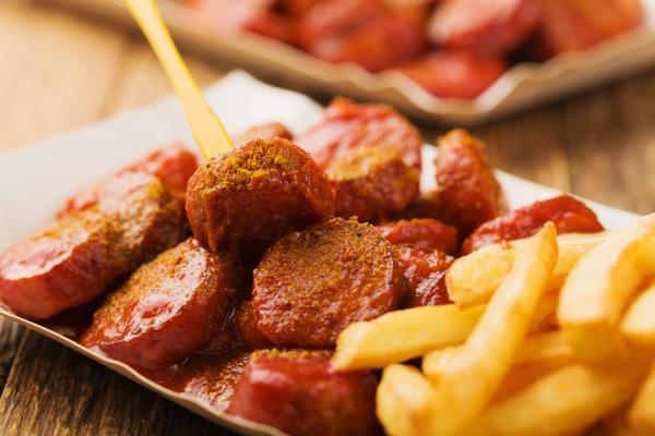 تور ارزان آلمان: طرز تهیه سوسیس کاری؛ معروف ترین غذای خیابانی آلمان